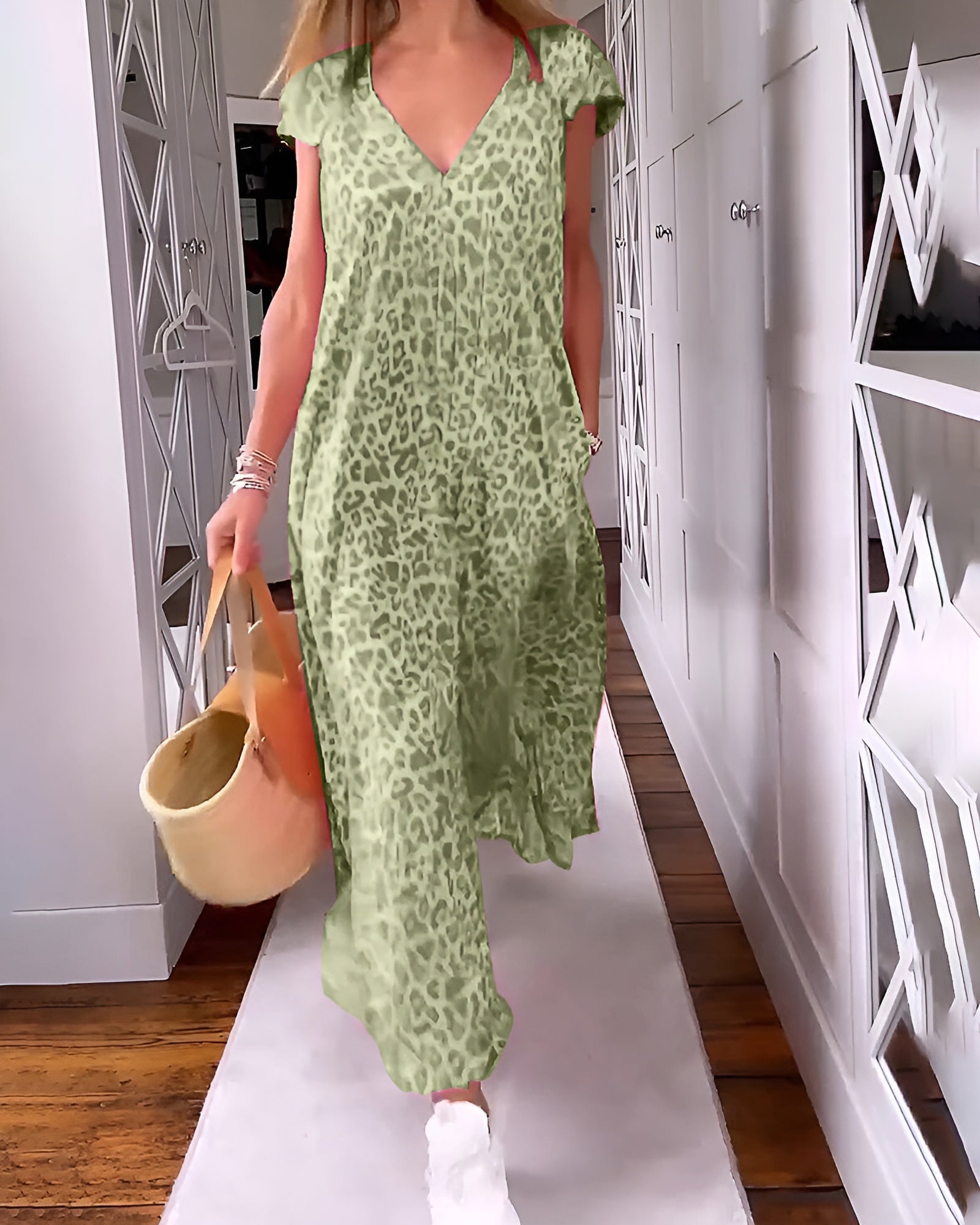 Véronique | Long Dress with V-Neck and Short Sleeves